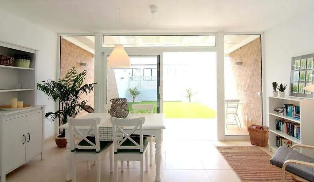 Ground Floor Apartment Suite With Private Garden, Los Charcos Costa Teguise Hiszpania